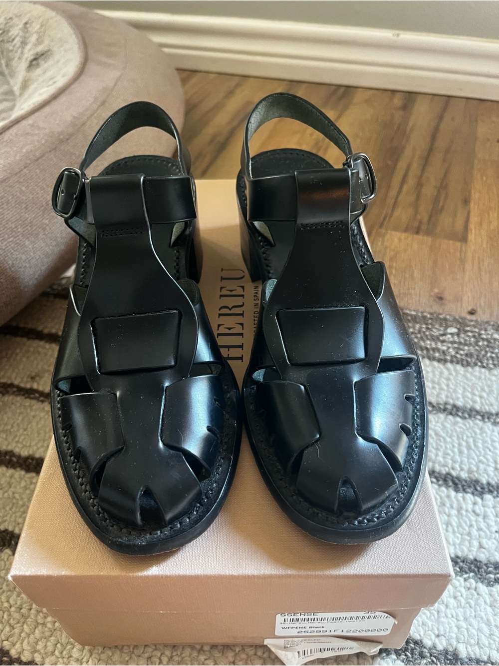 HEREU Women's Black Leather Fisherman Sandals